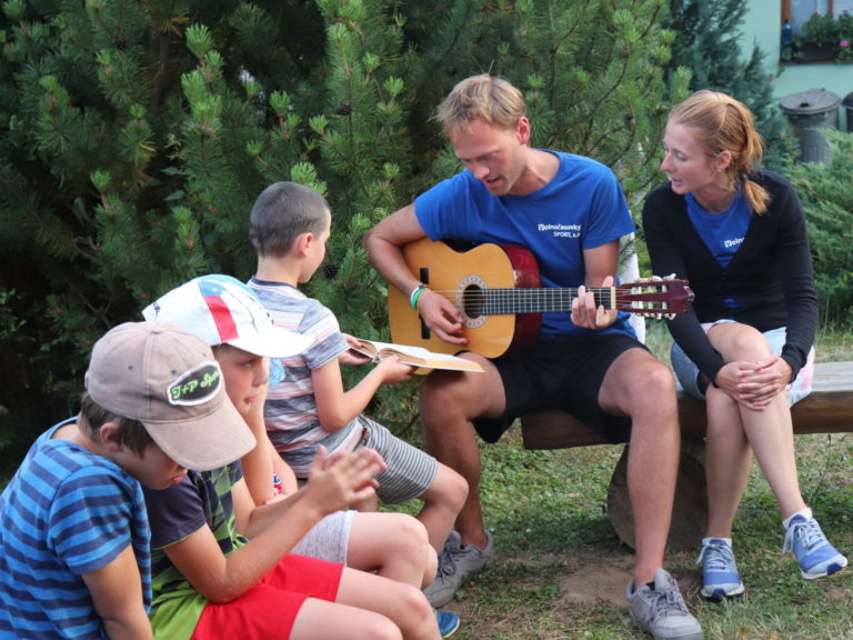 zpívání a hraní na kytaru na táboře
